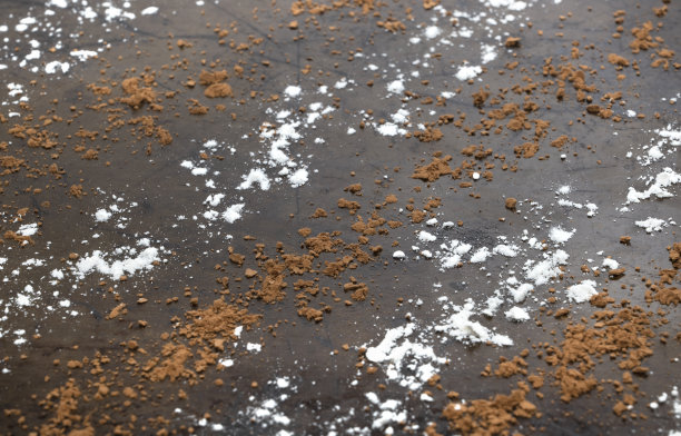 图案与花和可可粉在黑色背景上。空间的文本图片下载