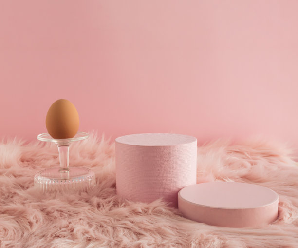 粉红色的复活节组合与粉红色的毛皮和鸡蛋。适合产品展示和经营理念。现代美学。快乐的复活节假期。图片下载