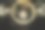 经典的爱迪生灯泡，在黑色背景的透明玻璃天花板上图片下载