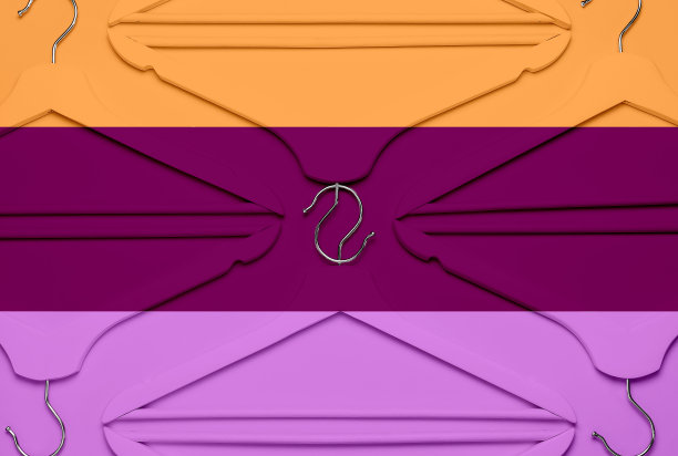 创意时尚的概念。平躺顶视图彩色木制衣架上的多色背景极简主义风格的波普艺术。打折店购物理念，设计空衣架女性博客图片下载