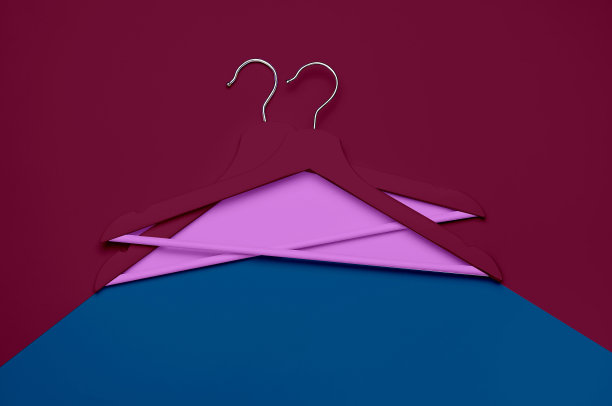 创意时尚的概念。平躺顶视图彩色木制衣架上的多色背景极简主义风格的波普艺术。打折店购物理念，设计空衣架女性博客图片下载