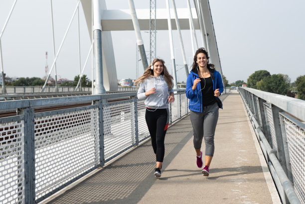 两名年轻的热爱运动的商业女性每天早上在上班前都会在户外做伸展运动和跑步锻炼。自我热爱的女性健身健身训练，健康生活。图片下载