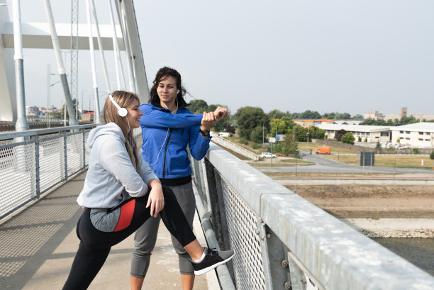 两名年轻的热爱运动的商业女性每天早上在上班前都会在户外做伸展运动和跑步锻炼。自我热爱的女性健身健身训练，健康生活。图片下载