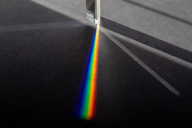 光线进入棱镜并产生阴影和彩虹折射图片下载