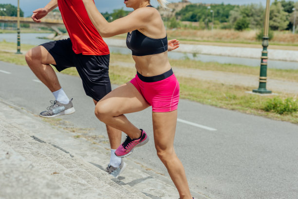 特写侧面照片的运动员腿跑上混凝土楼梯图片下载