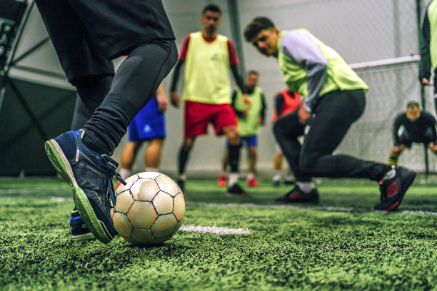 男人踢足球图片下载