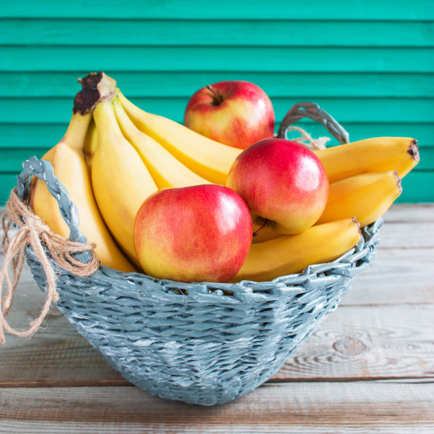 水果五颜六色的柳条篮。图片下载