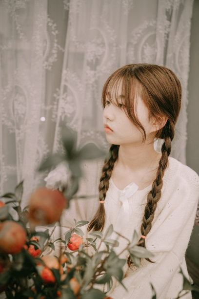 一个美丽的亚洲女孩坐在花上图片下载