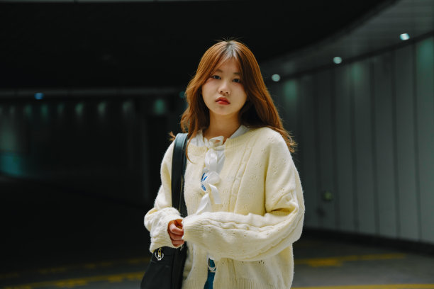 亚洲女孩飞快地跑到隧道里去工作图片下载