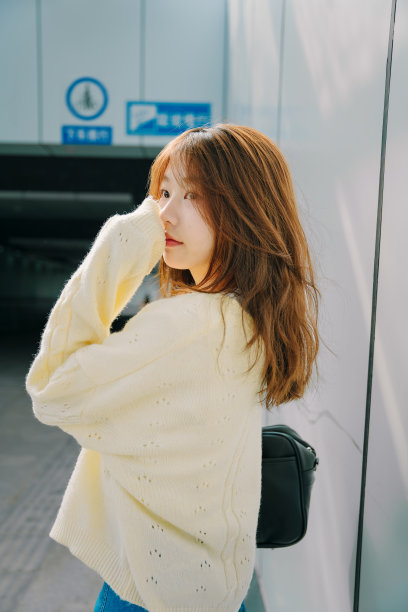 一个美丽的亚洲女孩走在隧道黄昏图片下载