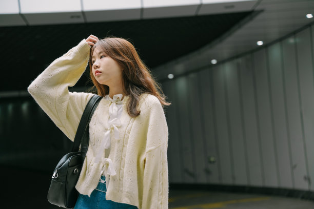 亚洲女孩飞快地跑到隧道里去工作图片下载