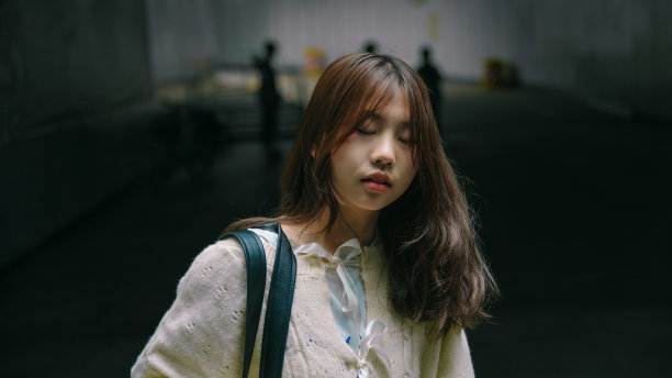 亚洲女孩飞快地跑到隧道里去工作图片下载