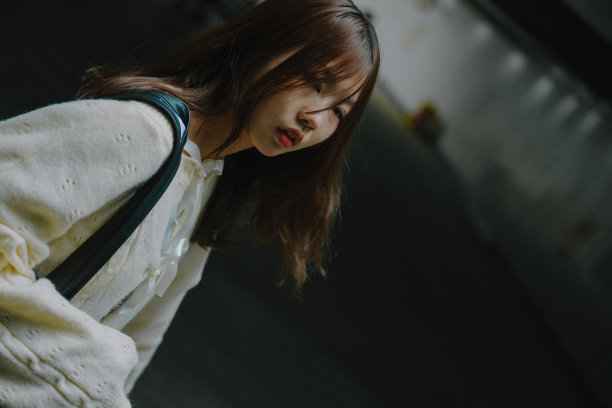 亚洲女孩飞快地跑到隧道里去工作图片下载