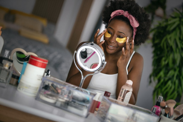 漂亮的年轻女子正在戴眼罩。图片下载