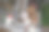 漂亮的年轻女子正在戴眼罩。图片下载