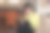 女人一边读书一边戴着耳机听音乐。图片下载