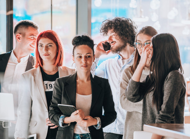 工作同事讨论图片下载