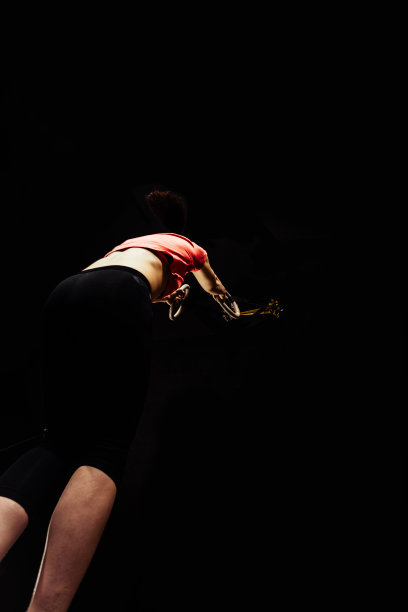 肌肉发达的小女孩在吊环上做引体向上图片下载