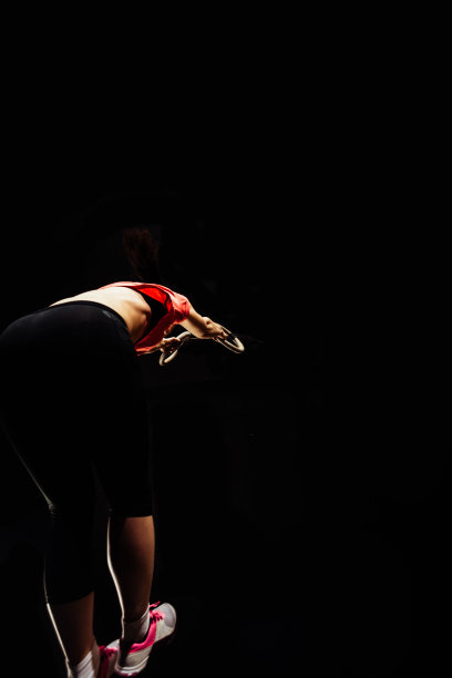 健身俱乐部的女运动员图片下载