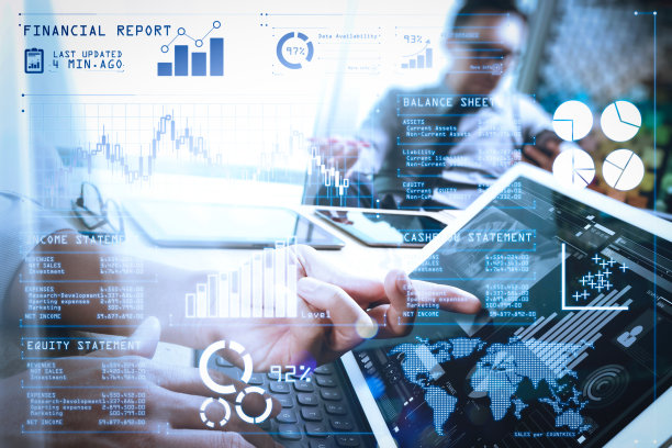 业务团队会议出席。照片专业投资人与新创业项目合作。数码平板电脑笔记本电脑设计智能手机使用，键盘对接屏幕前景，太阳耀斑图片下载