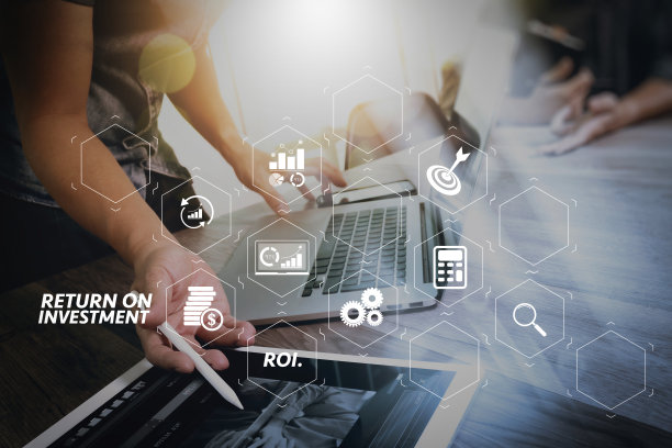 业务团队会议出席。专业投资人与新创业项目合作的照片。财务经理会议。数字平板电脑笔记本电脑设计智能手机使用。模糊背景，太阳耀斑效果，水平图片下载