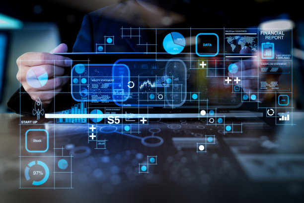 商务人士手在笔记本电脑上工作，数字层业务战略和社交媒体图在木制的桌子上图片下载