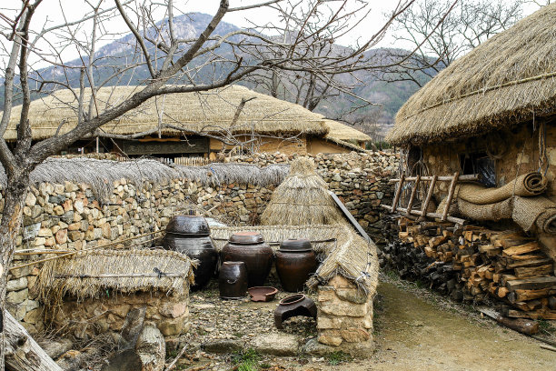 韩屋村各种形状的长桌图片下载