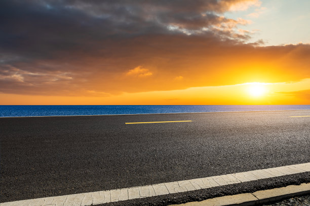 柏油路和湖与云景观图片下载