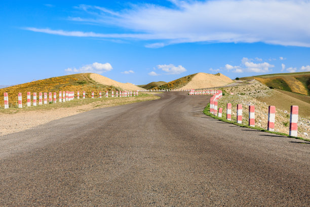 柏油公路和山地自然景观图片下载
