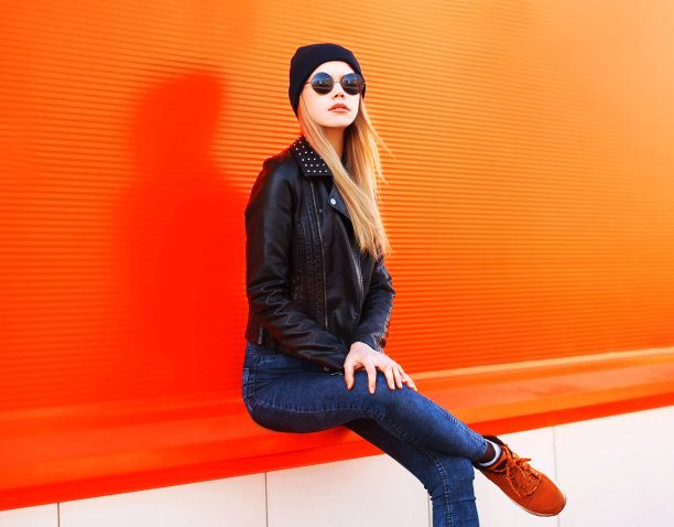 在生动的背景黑色摇滚风格的时尚金发年轻女子的肖像图片下载