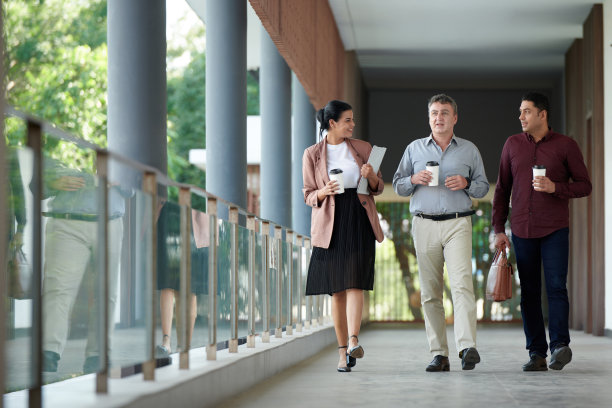 业务团队沿着走廊走图片下载