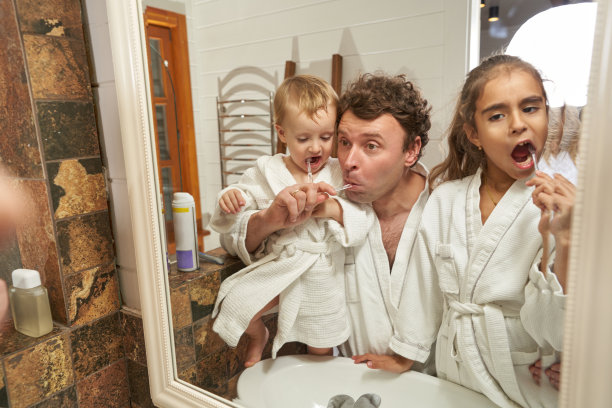 成年父亲和孩子们的居家生活照图片下载