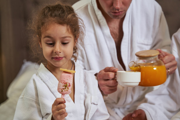小女孩和爸爸一起吃美食的照片图片下载