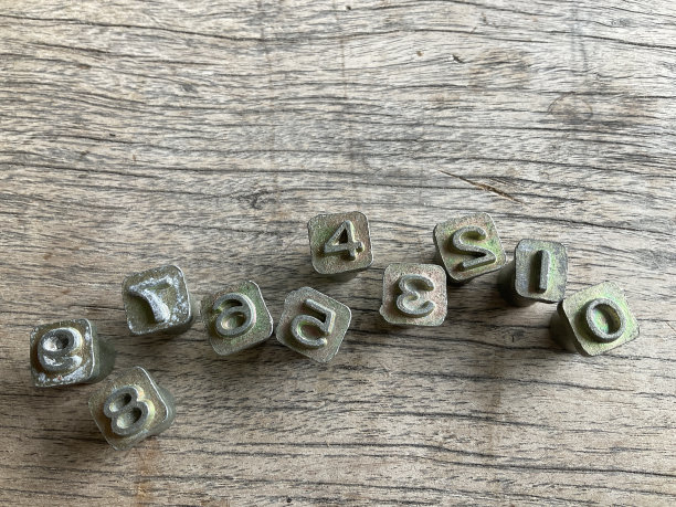 木地板上的数字金属图片下载