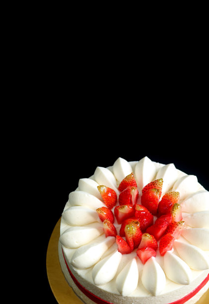 令人垂涎的新鲜草莓香草短蛋糕孤立在黑色的背景图片下载