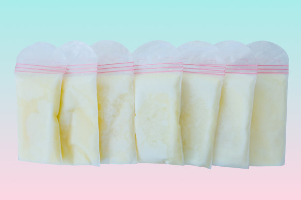 母乳储存袋为新生儿隔离在彩色背景图片下载