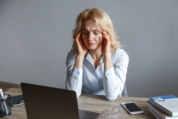 办公室里的成年女性。图片下载