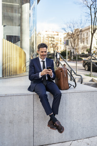 商人在街上使用智能手机图片下载