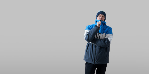 年轻人穿上冬季滑雪板夹克，穿暖和的衣服图片下载