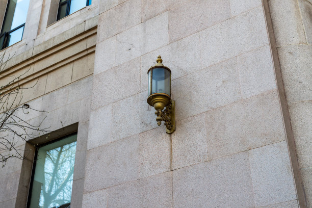 房子的墙上挂着复古的老街灯图片下载