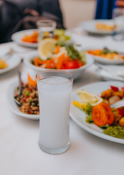 传统餐桌上的一杯土耳其拉基酒图片下载