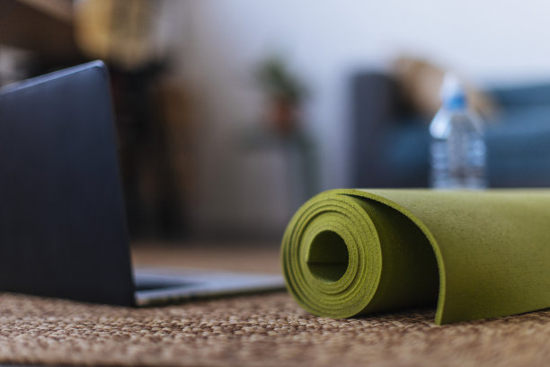 垫子和笔记本电脑放在地板上图片下载