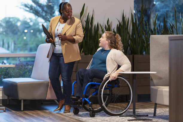 残疾女商人，同事散步，交谈图片下载