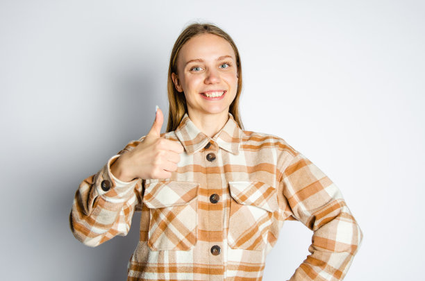 穿衬衫的女孩做了一个手势。概念都是写广告的好地方图片下载