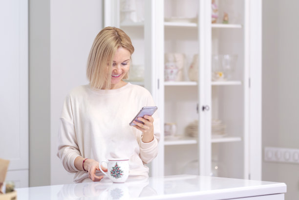 年轻女孩打电话和讲手机图片下载