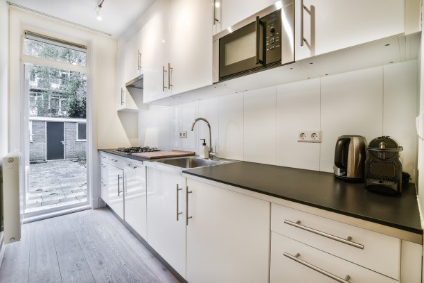 一个单间公寓的简单厨房图片下载