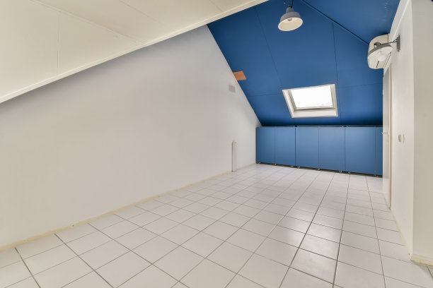 屋顶上有个储藏室图片下载