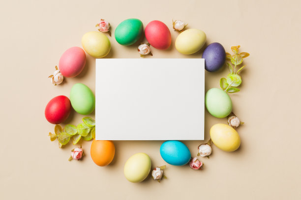 圆形框架彩色复活节彩蛋与白色空白纸在棕色背景，特写，文本空间，空白设计，选择性焦点，着色图像图片下载