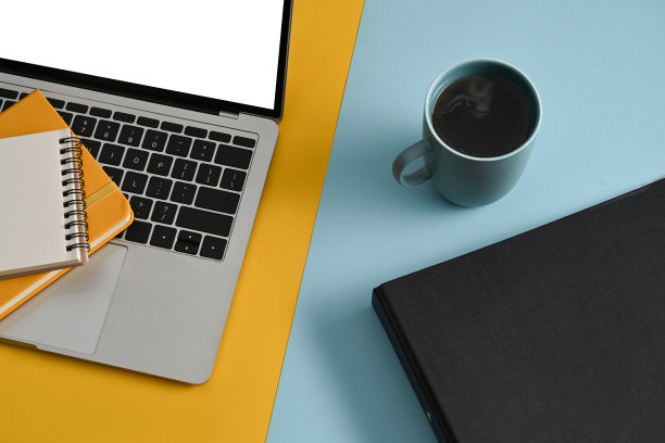 电脑笔记本电脑，咖啡杯和笔记本电脑上的彩色背景。俯视图，平躺。图片下载