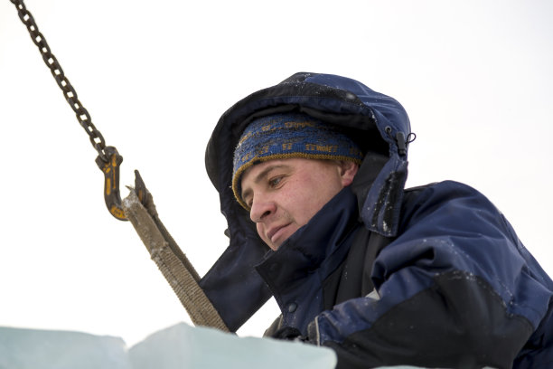 穿蓝色夹克的人在卸冰板图片下载